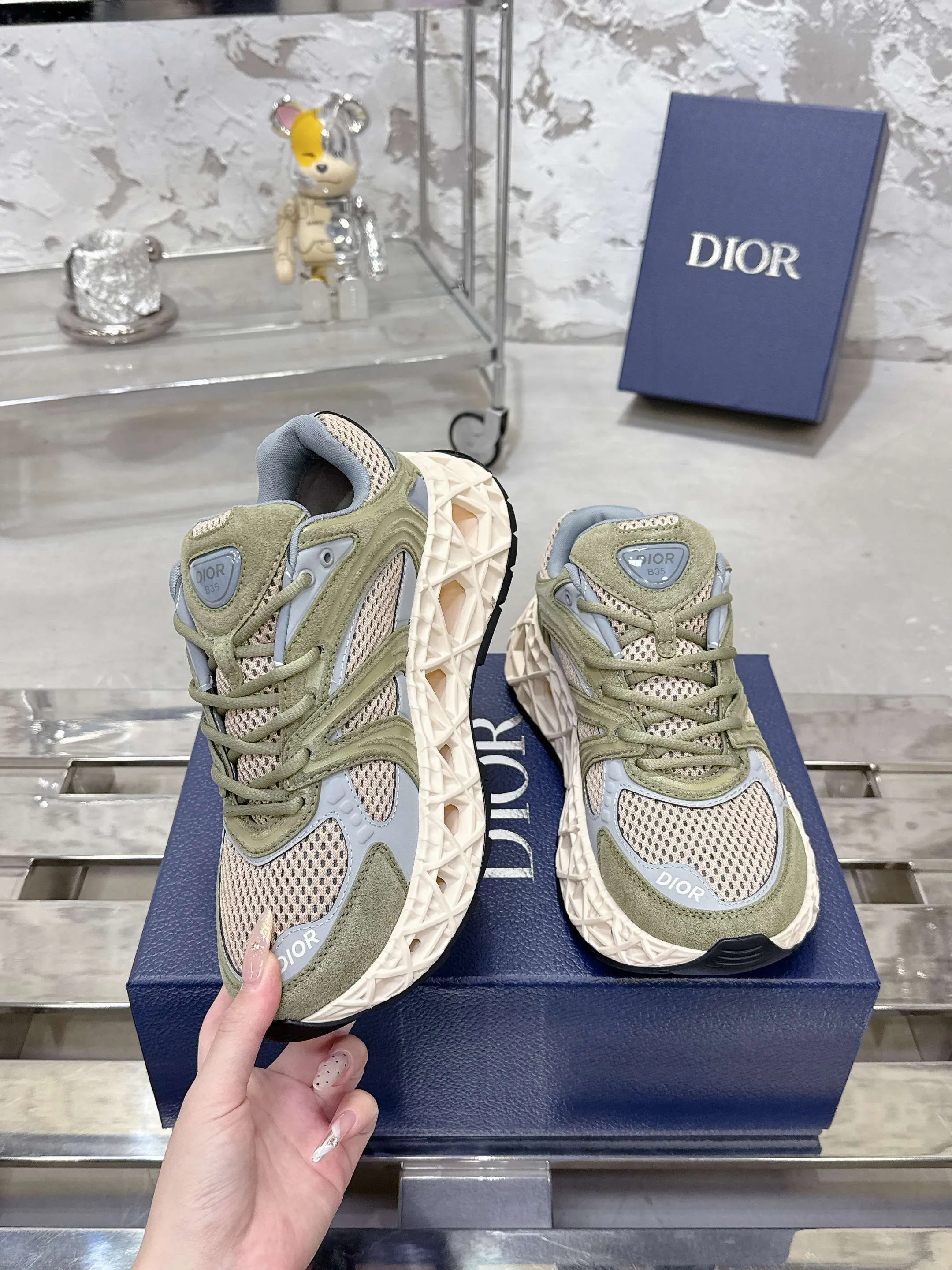Factory price 780💰 Top version! ! ! Dior (B35) DIOR spring and summer men's wear show, the show was held at the Valle de Grasse School in Paris. Kim Jones drew inspiration from the works of South African artist Hylton Nel. The details of the shoes, clog soles and tribal elements, cleverly blended luxury craftsmanship and practicality, with fresh childishness and bright temperament, creating a new season hot spot. Dior KAWA Dior co-branded casual sports shoes reinterpret running shoes with Dior's high-end style. B35 is made of fine-textured leather and mesh fabric materials. It can be worn in all seasons, is comfortable and breathable, and has multiple lines on the shoe body to outline details. It has a full retro three-dimensional feel and can create a casual look all year round! Fabric: Cowhide/customized cloth material Lining: Imported breathable mesh Outsole: Original molded outsole Size: 39-46 (customized at 45.46)